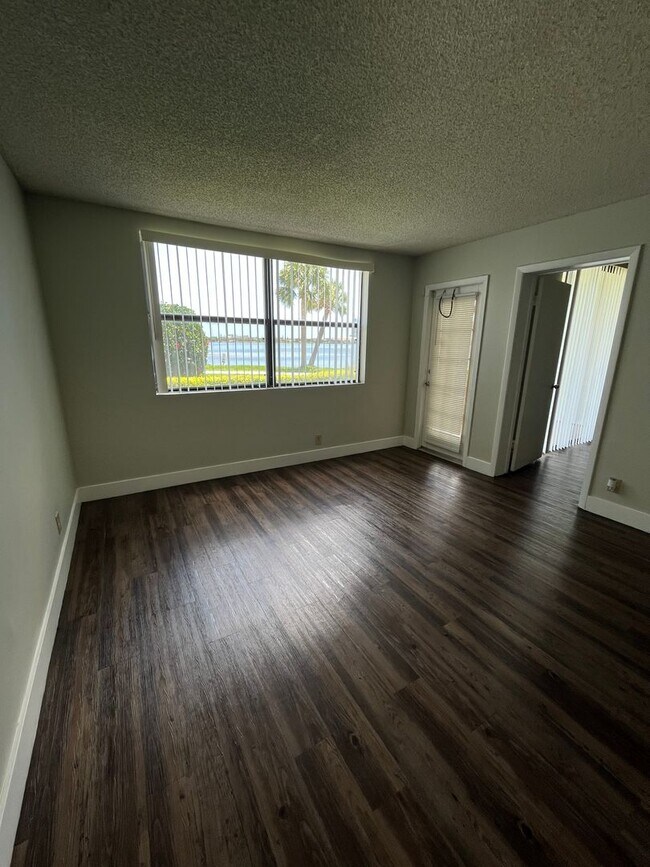 Building Photo - 714 Executive Center Dr