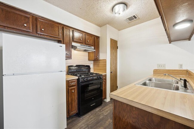 Building Photo - 704 Rollingway Dr