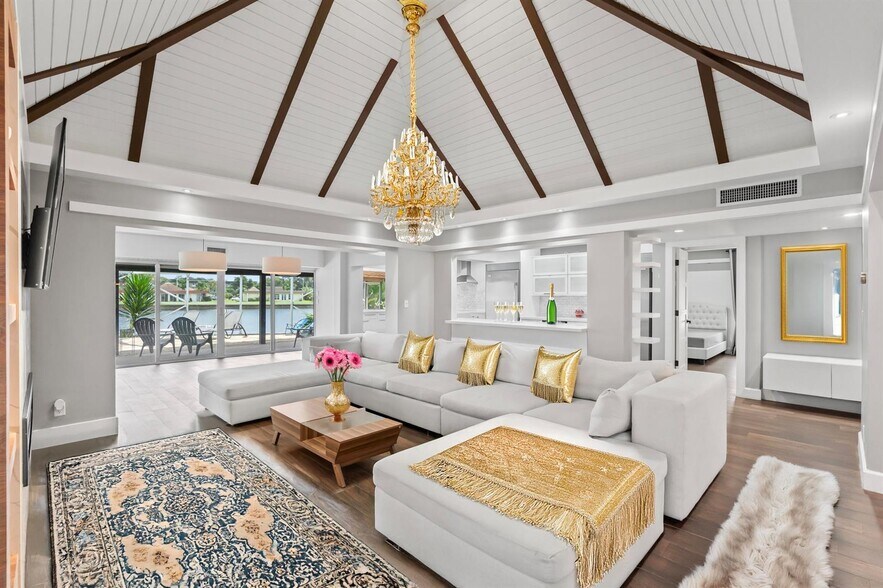 Building Photo - 6106 Royal Poinciana Ln