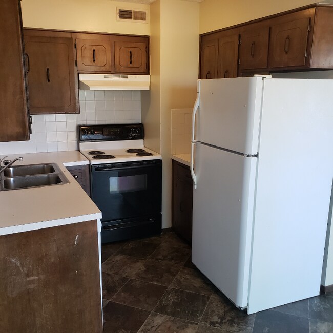Building Photo - 2313 S White Oak Dr