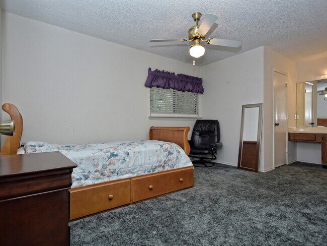 Building Photo - BEAUTIFUL 4 BEDROOM / 2.5 BATH HOME IN MAPLE RUN - FURNISHED
