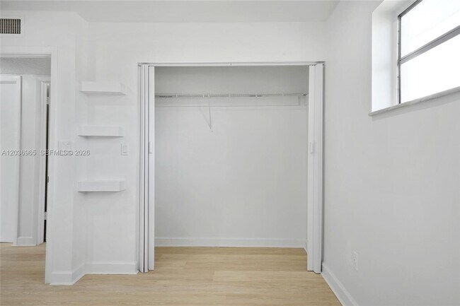 Building Photo - 6211 SW 37th St