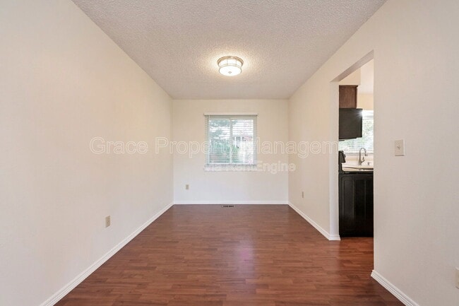 Building Photo - 580 E Kettle Ave