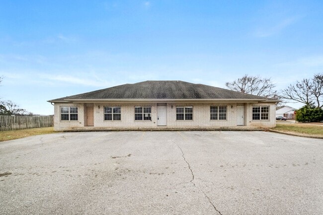 Primary Photo - 1270 N Trinity Dr