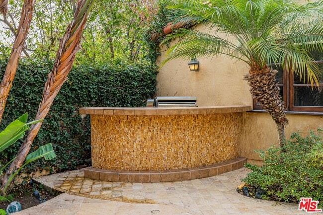 Building Photo - 305 N Palm Dr