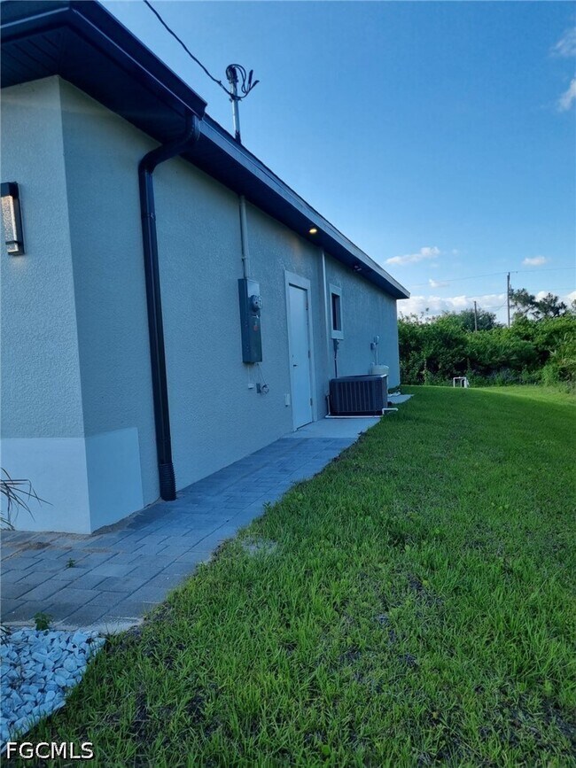 Building Photo - 712 Theodore Vail St E