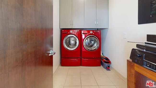 Building Photo - 1100 S Hope St