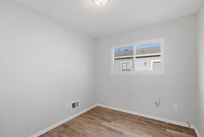 Building Photo - Come see your new home!