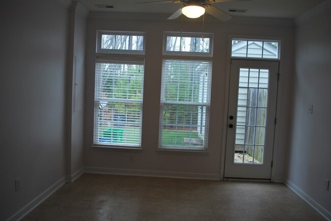 Building Photo - -- AVAILABLE SOON!  SPACIOUS 3 BED 2.5 BAT...