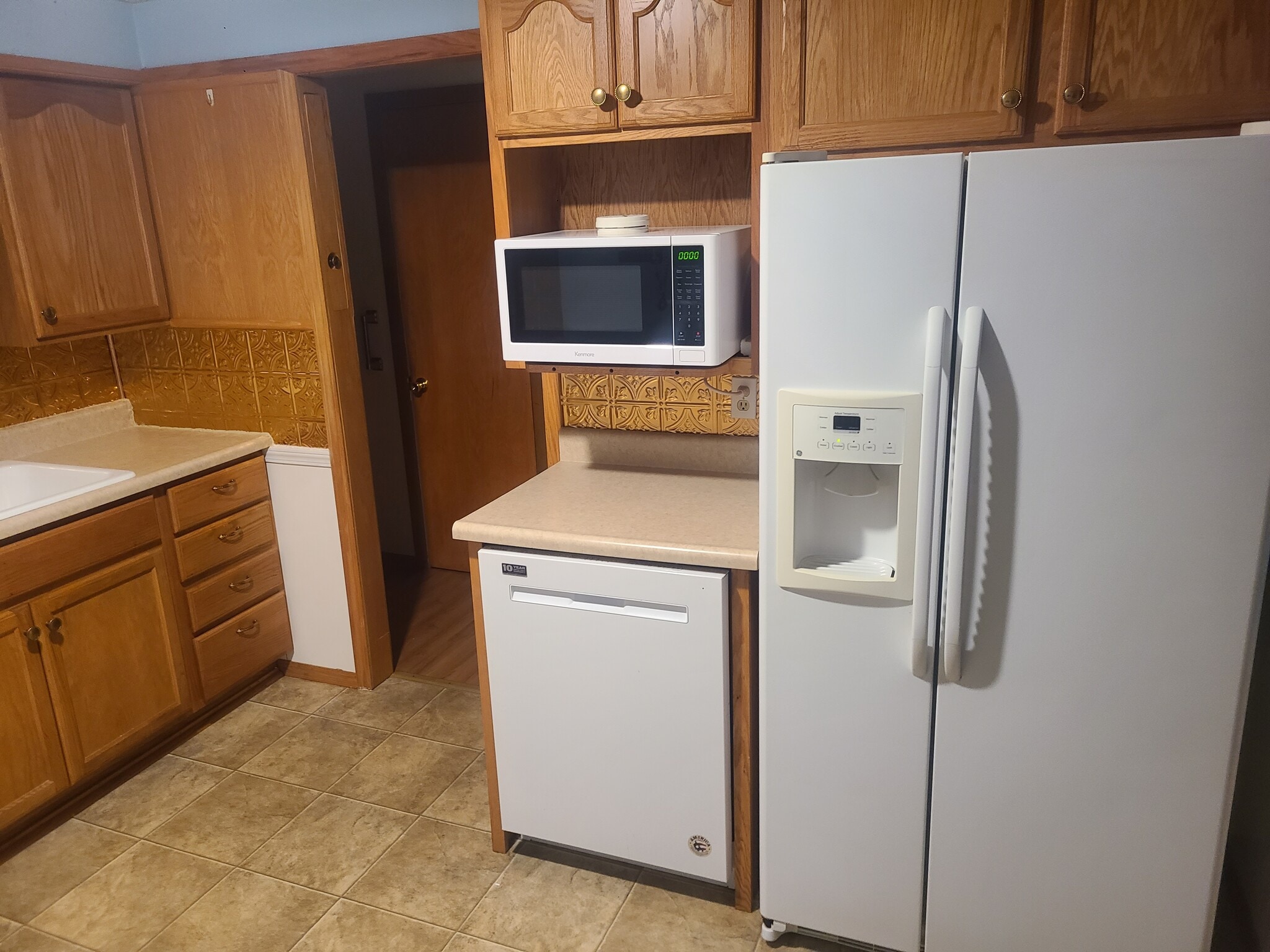 Kitchen with appliances including dishwasher! - 908 West Ave