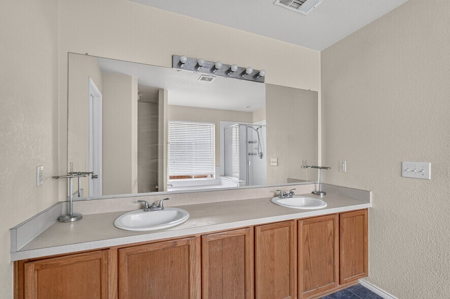 Building Photo - 1325 Periwinkle Dr