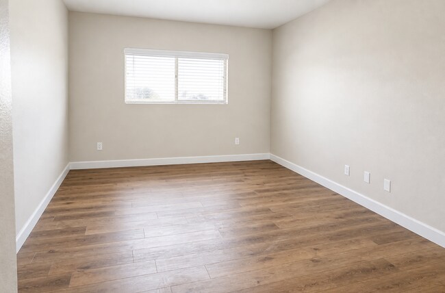 Building Photo - Remodeled Spacious 2BR/2BA in NoHo – Quiet 2nd Floor, Central A/C, 2 Parking Spaces