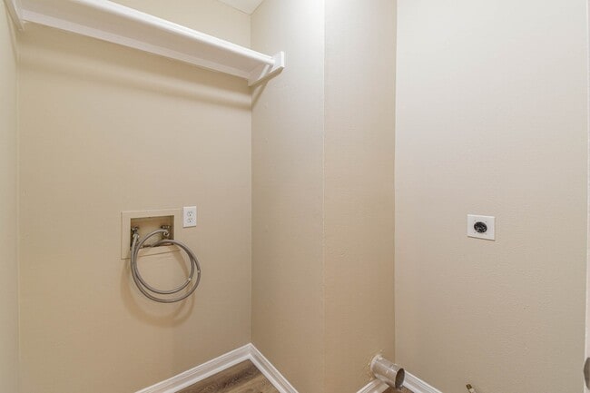 Building Photo - 9523 Tallow Tree Dr