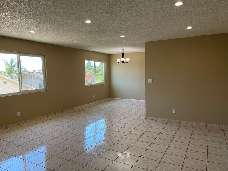 Building Photo - 434 E Tujunga Ave