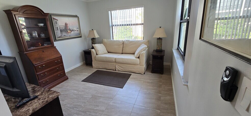 Den - 14255 Rosemary Ln