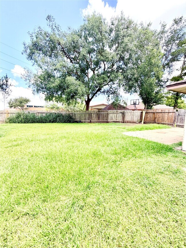 Building Photo - 7402 Alegria Dr