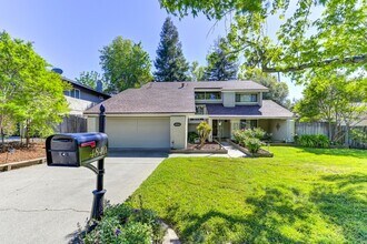 Building Photo - STUNNING 4BD / 2.5BTH SINGLE FAMILY RIGHT ...