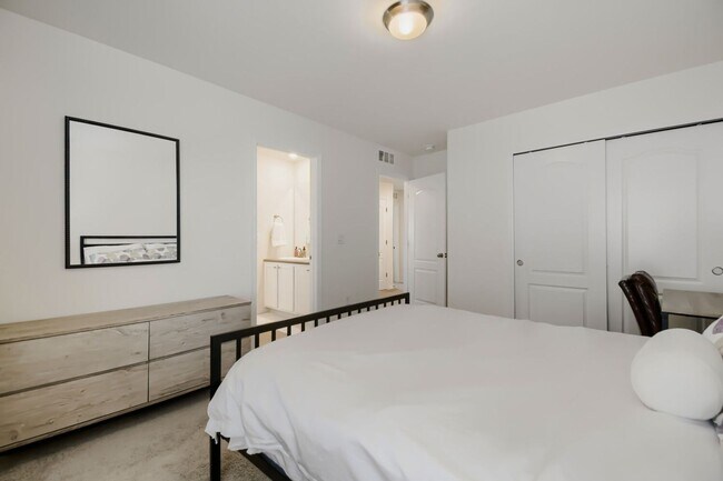 Building Photo - 677 Sundance Cir