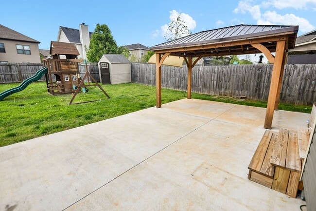 Building Photo - Pet Friendly Three Bedroom with Bonus!