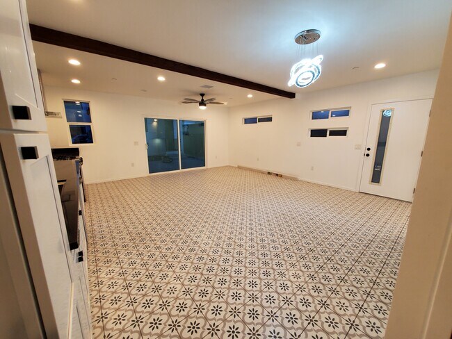 2520-Open Space great room - 2520 Delaware St