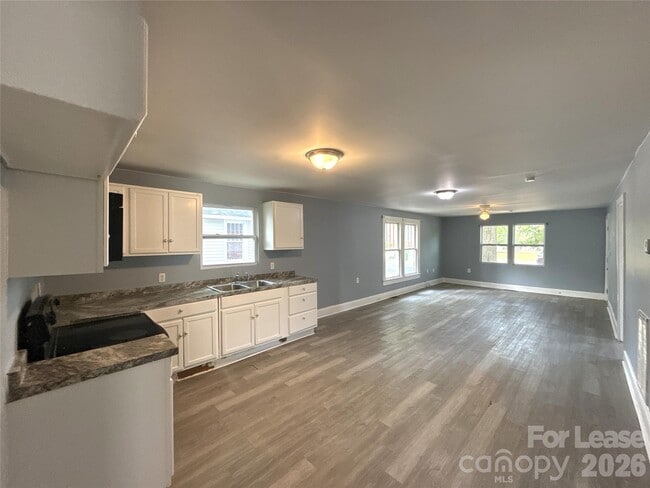 Building Photo - 207 Bradford Dr