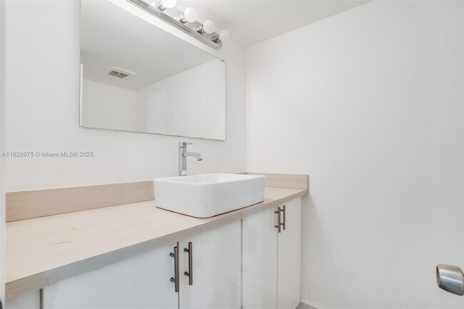 Building Photo - 20350 W Country Club Dr