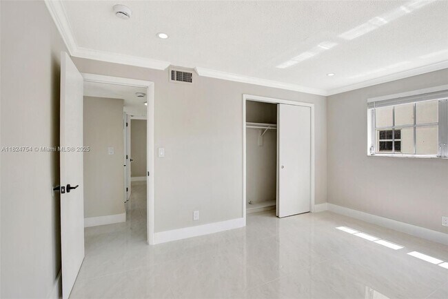 Building Photo - 5450 Hollywood Blvd