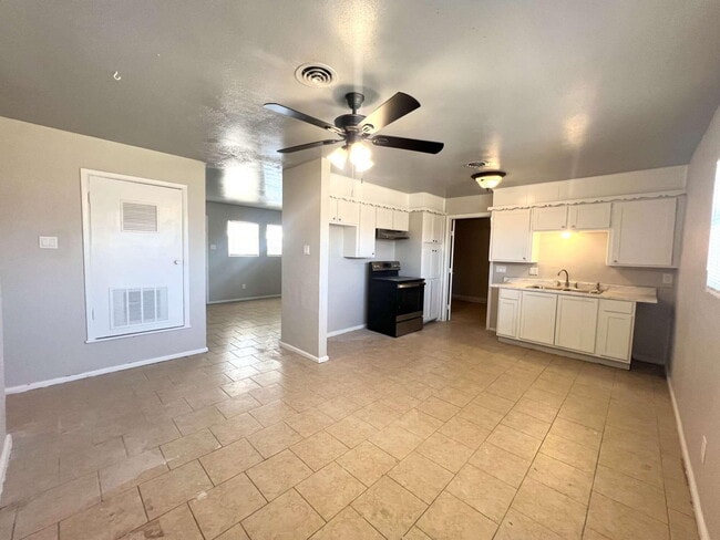 Building Photo - 1711 E 1st St