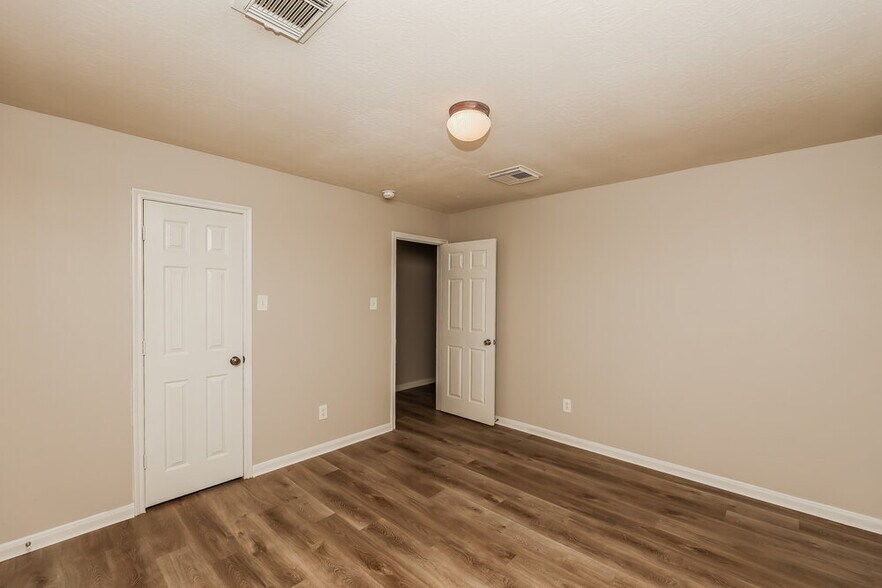 Building Photo - 7423 Oakwood Canyon Dr