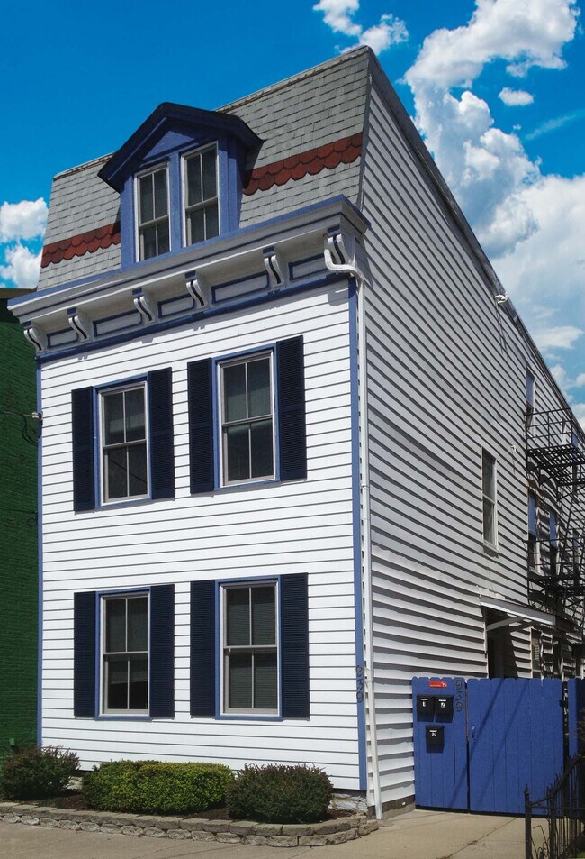 Primary Photo - 939 Washington Ave