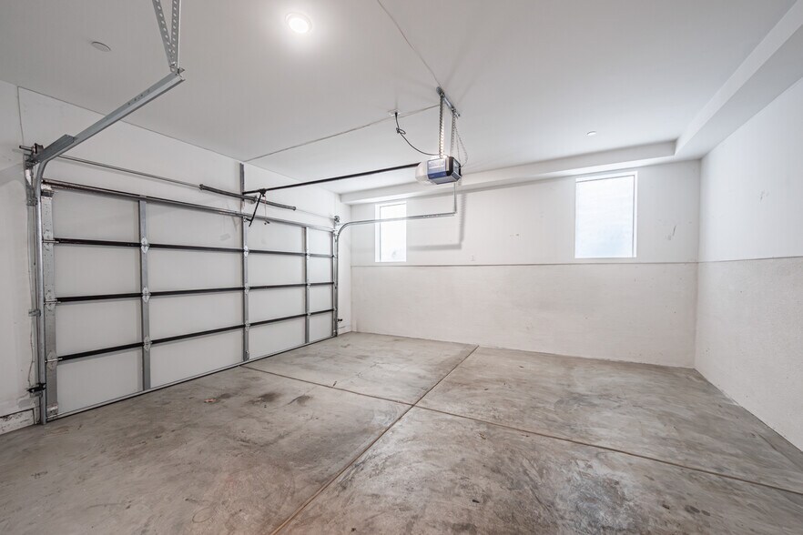 Building Photo - 705 N Benton Way