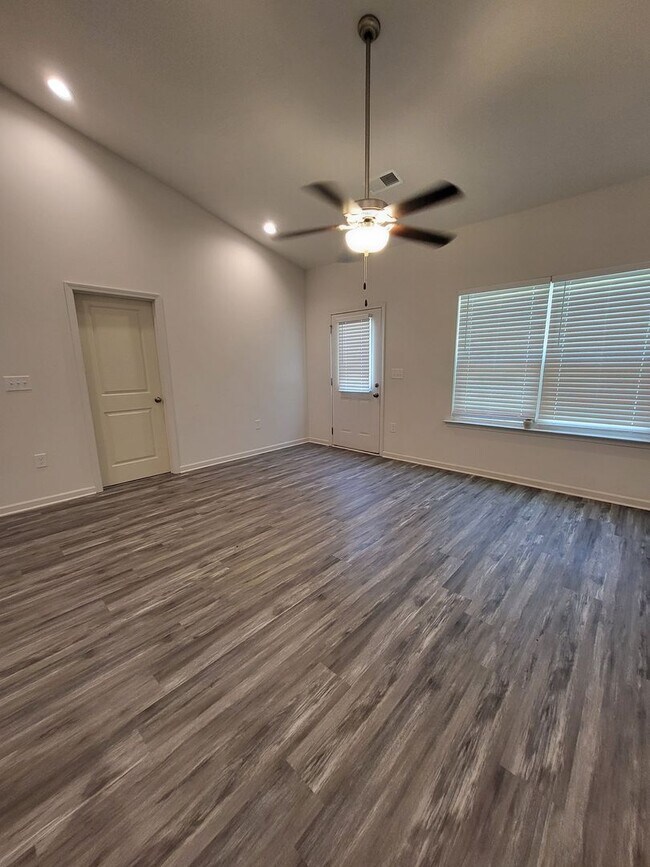 Building Photo - Cute, Well Maintained, Ranch Close to Mountain Island Lake
