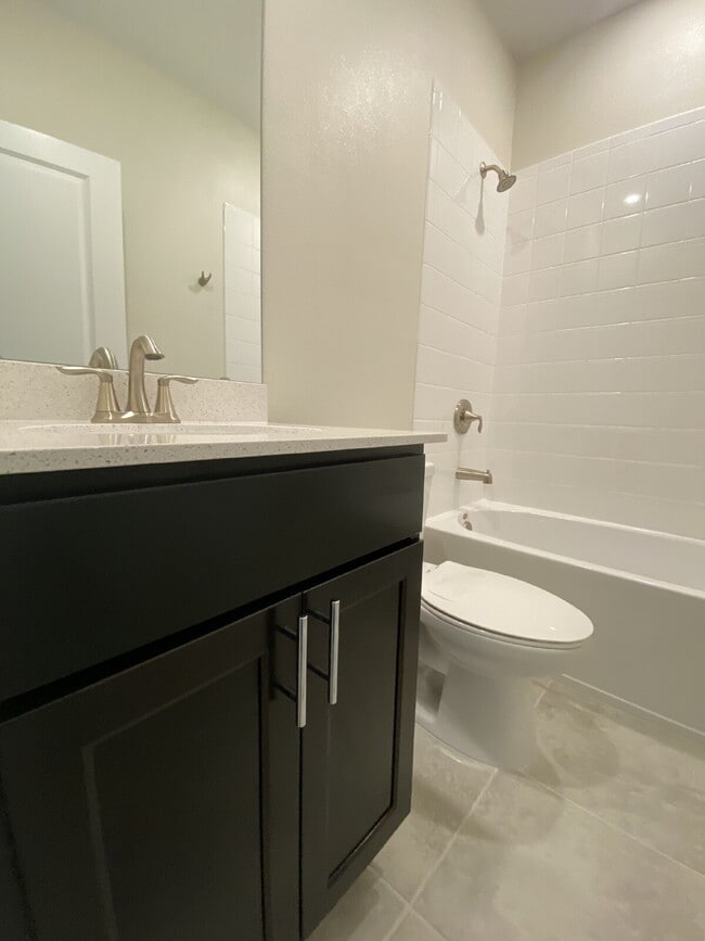 Building Photo - "Charming 3-Bedroom Oasis with 2.5 Baths i...