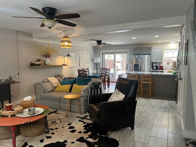 Building Photo - Updated Townhouse backed by National Forest