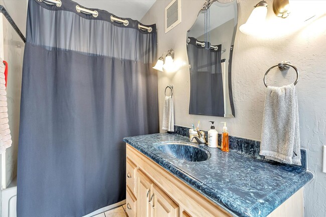 Building Photo - Gorgeous Vibrant Home In Santa Clara
