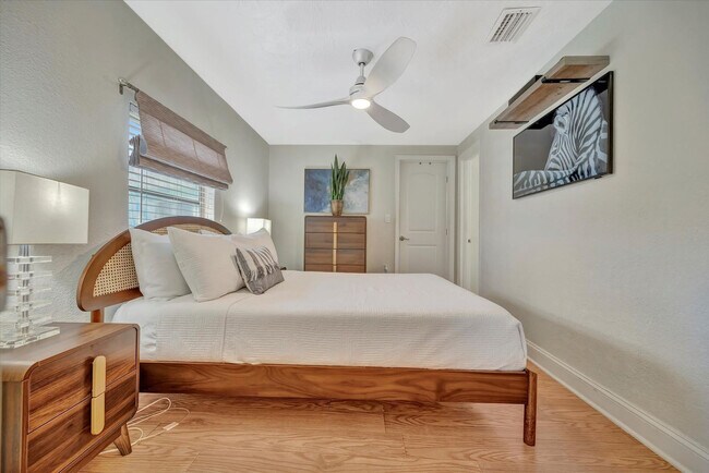 Building Photo - 483 E Shore Dr