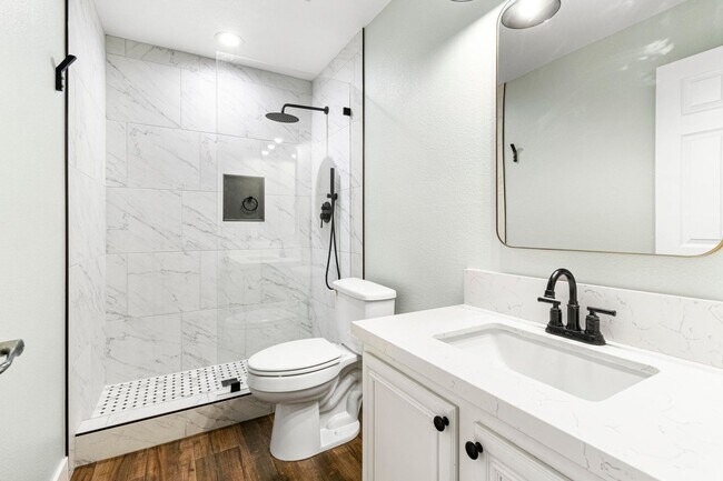 Building Photo - Stunning 4 bedroom, 3 bath home located in...