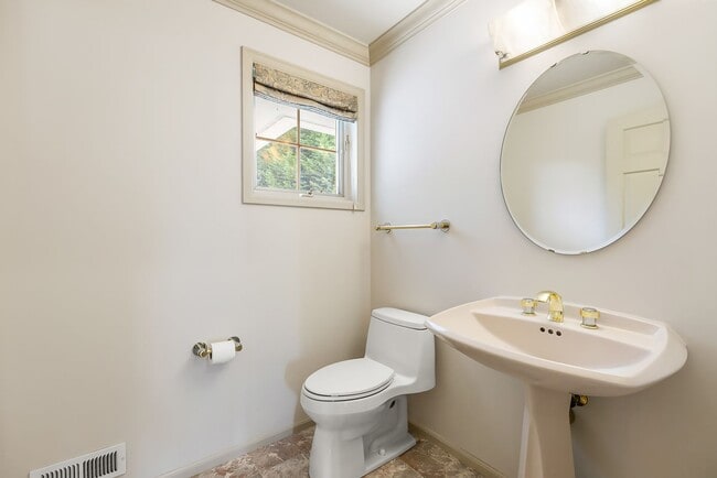 Building Photo - Normandy Park House: Picturesque Views, Sp...