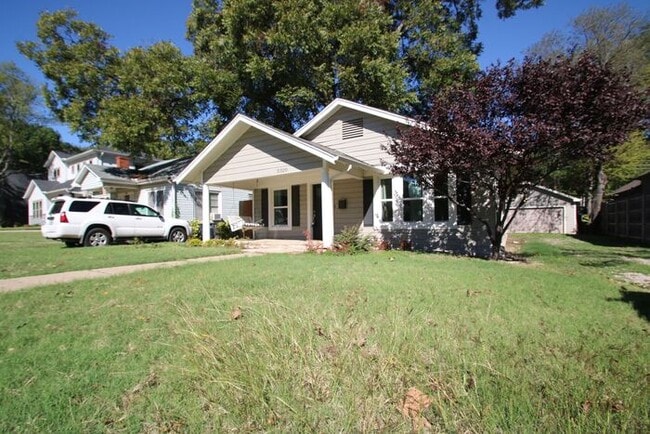 Building Photo - (("Wake Up in a Home YOU Love")) 2/2 STUNNING House Close to Exciting Downtown Fort Worth! An ABS...