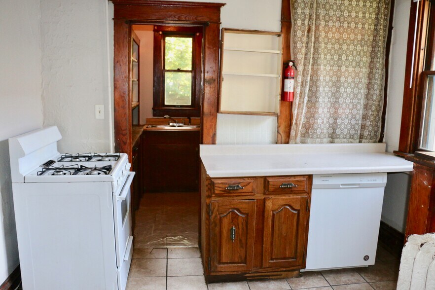 Kitchen - 121 Grove St
