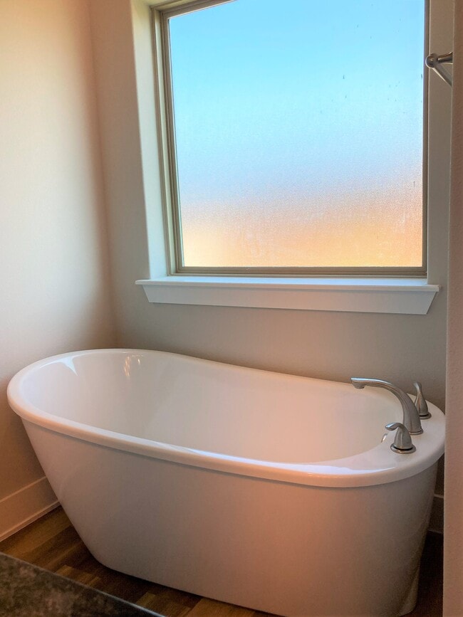 master bath soaking tub - 2184 W Moore Ln