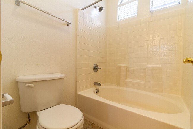 Building Photo - 2600 E Springfield Pl