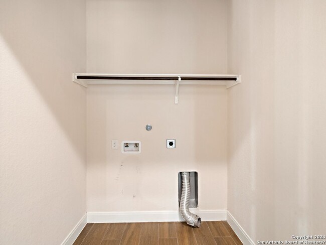 Building Photo - 578 Carriage House