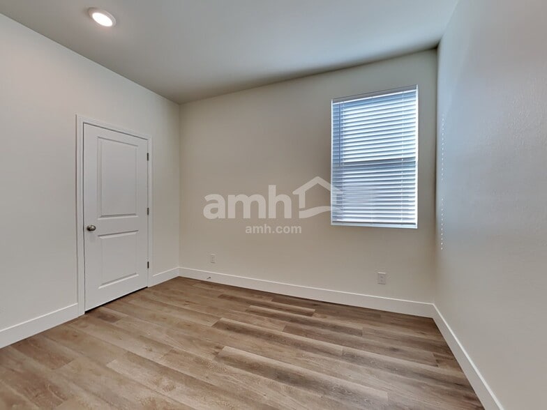 Building Photo - 537 Silverbell Falls Pl