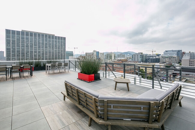 Building Photo - 719 Larkin St