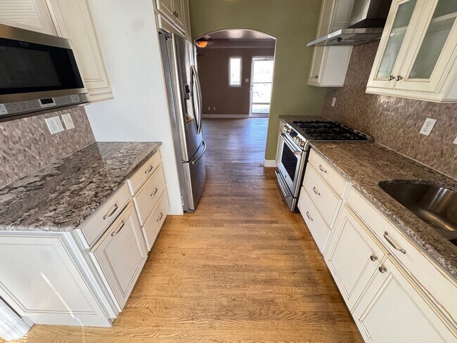 Building Photo - Move-in Incentive! Great Location!