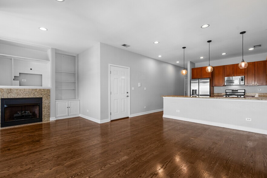 Building Photo - 529 N Racine Ave