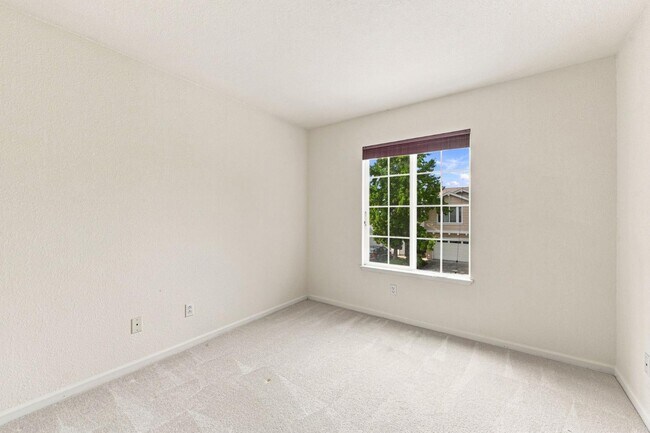 Building Photo - 914 Baines St