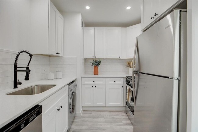 Primary Photo - 1200 E 52nd St