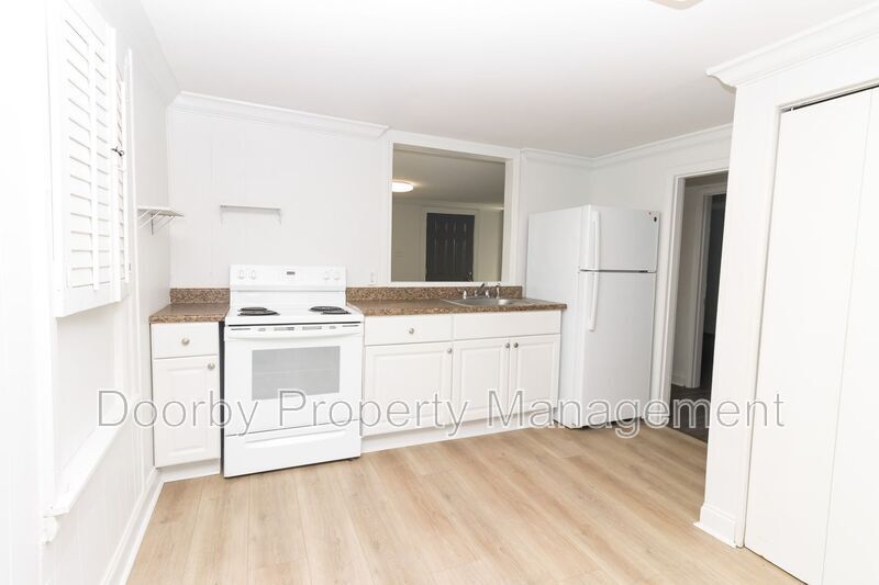 Building Photo - 921 East Ave